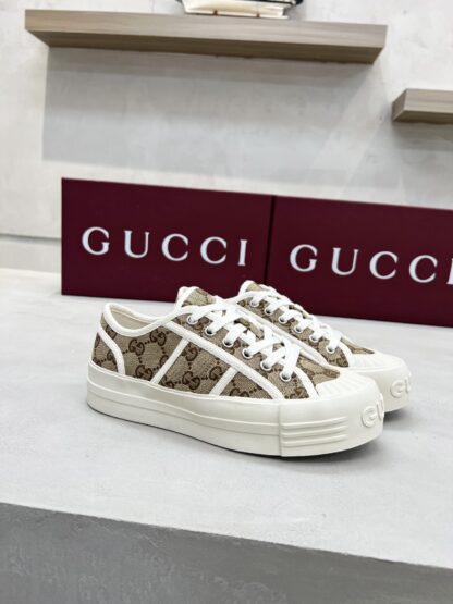 Gucci classic design German training elements catwalk model - Image 5