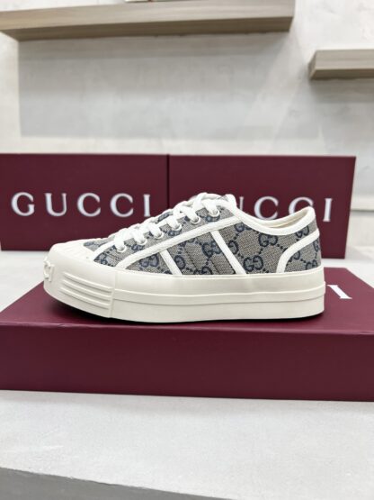 Gucci classic design German training elements catwalk model - Image 6