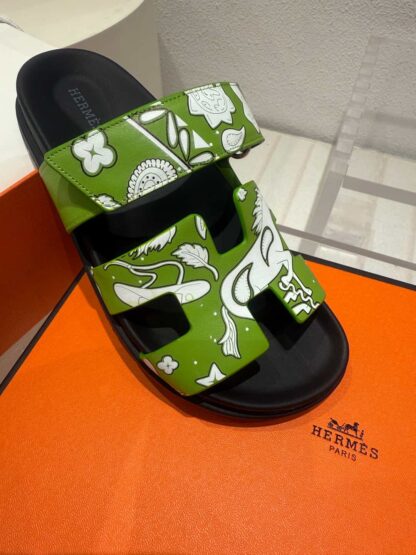 Hermès couple's green and white woven sandals - Image 5