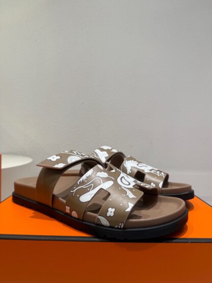 Hermès brown and white couple's woven sandals - Image 3
