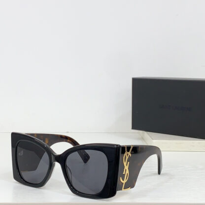 Yves Saint Laurent fashion sunglasses - Image 5