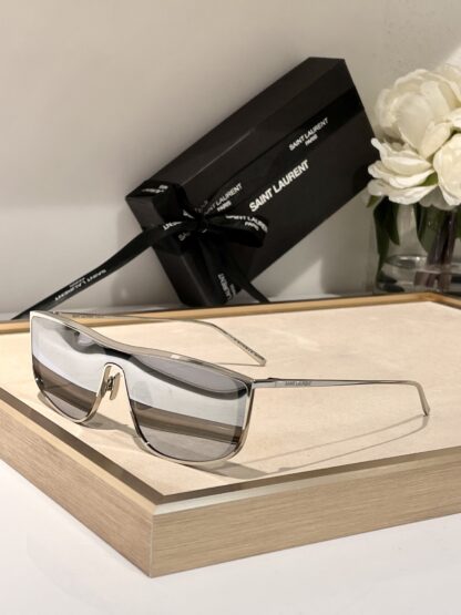 Yves Saint Laurent fashion sunglasses - Image 5