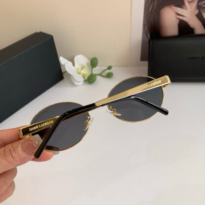 Yves Saint Laurent fashion sunglasses - Image 5