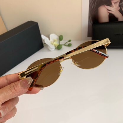 Yves Saint Laurent fashion sunglasses - Image 5