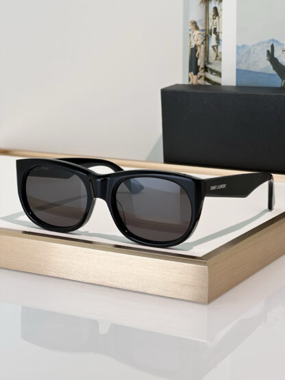 Yves Saint Laurent fashion sunglasses - Image 5