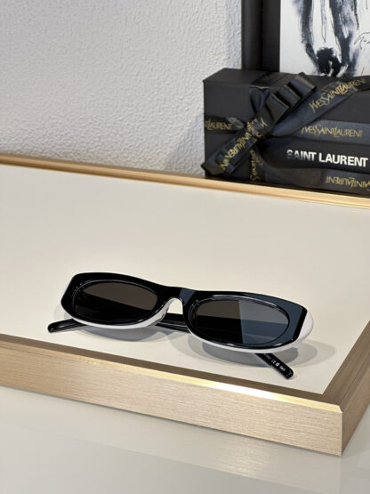 Yves Saint Laurent fashion sunglasses - Image 5