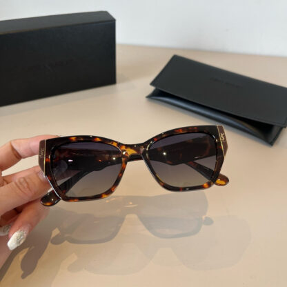 Yves Saint Laurent fashion sunglasses - Image 6