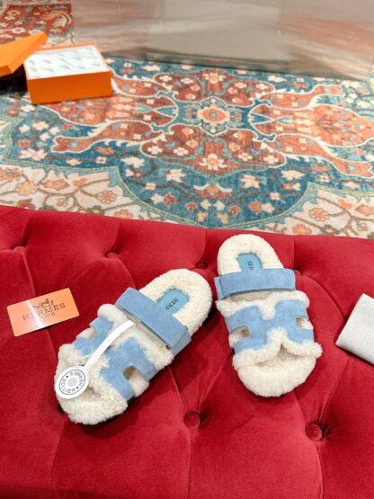 Hermès' must-have stylish and comfortable blue wool slippers for autumn and winter wear. - Image 5