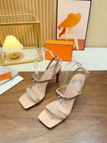 Hermès handmade stiletto sandals in light brown - Image 5
