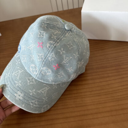 Louis Vuitton lightweight breathable baseball cap for men and women - Image 5