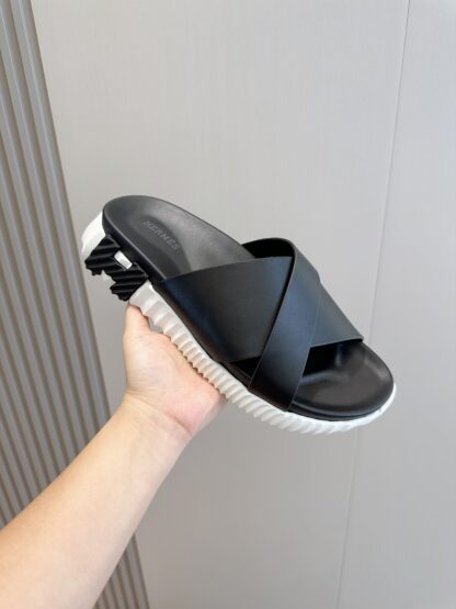 Hermès black and white men's cross ultra-light and comfortable slippers - Image 5