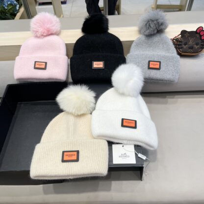 New Hermès fox fur knitted beanie - Image 5