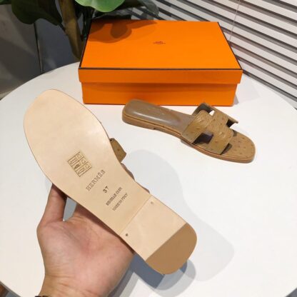Hermès light brown summer classic crocodile pattern flat slippers - Image 3