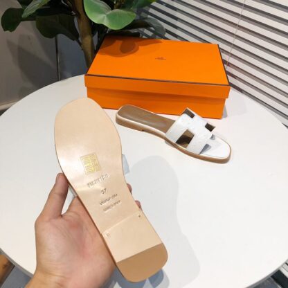 Hermès white summer versatile crocodile pattern flat slippers - Image 3