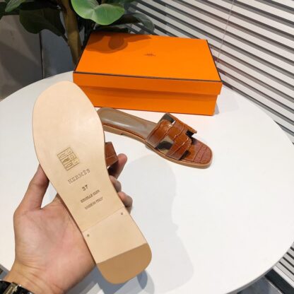 Hermès Brown Summer All-match Crocodile Pattern Flat Slippers - Image 3