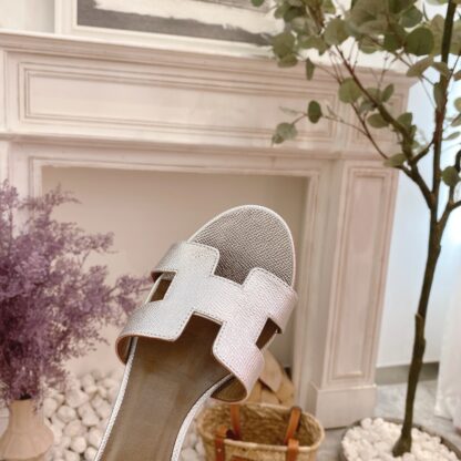 Hermès summer versatile classic silver palm pattern flat slippers - Image 3