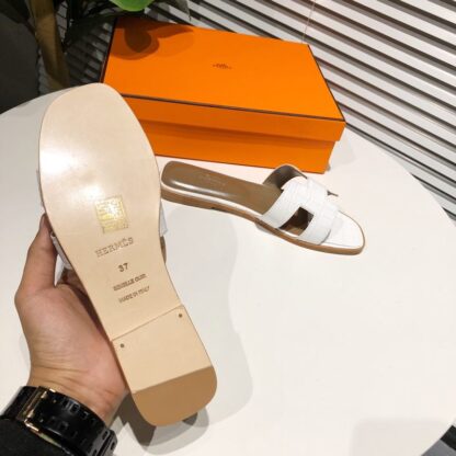 Hermès summer classic all-match crocodile pattern white apricot flat slippers - Image 3