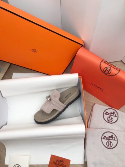 Hermès Spring and Summer New Comfortable Gray Pink Slippers - Image 5