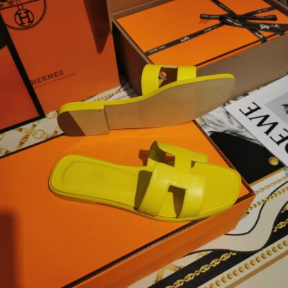 Hermès yellow handmade slippers - Image 5