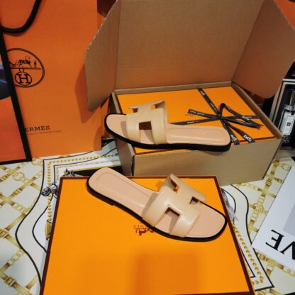 Hermès apricot handmade slippers - Image 5