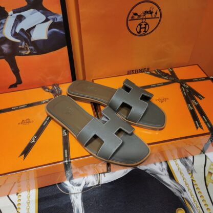 Hermès dark grey palm print cowhide handmade slippers - Image 5
