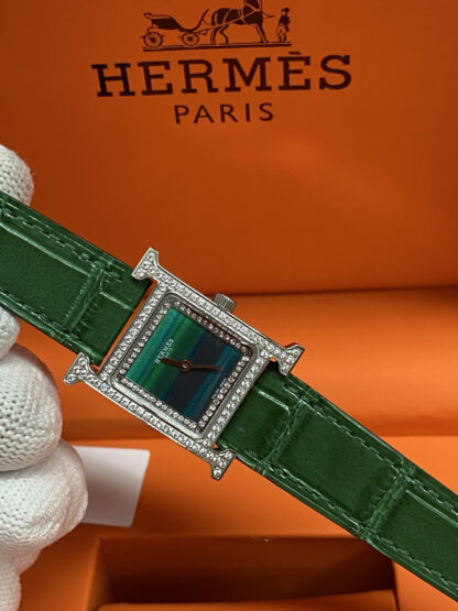 Hermes mother-of-pearl dial and diamond-set quartz watch - Image 5