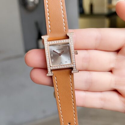 Hermes mother-of-pearl dial and diamond-set quartz watch - Image 5