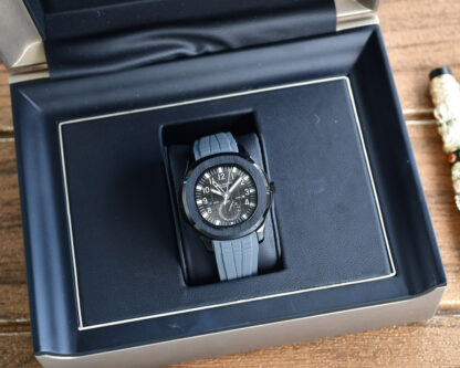 Patek Philippe Aquanaut Traveler's watch with complications - Image 5
