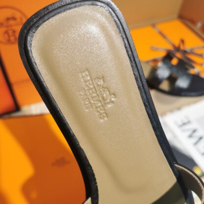 Hermès black ostrich leather handmade slippers - Image 5