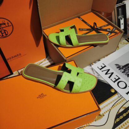 Hermès light green ostrich pattern leather handmade slippers - Image 5