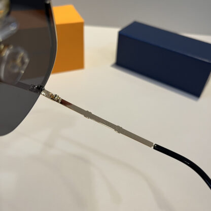 LOUIS VUITTON Fashion Sunglasses - Image 6