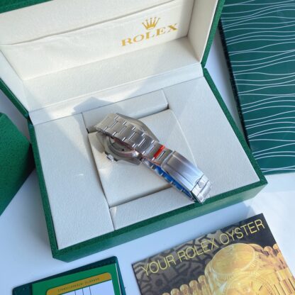 Rolex Submariner Green has a diameter of 39mm - Image 4