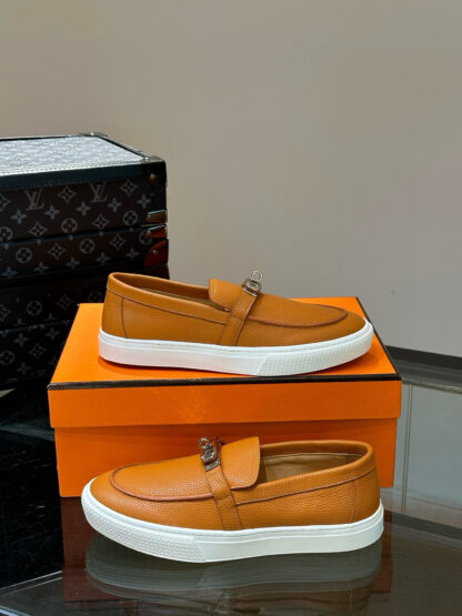 Hermès Classic Men's Orange Soft and Durable Loafers - Image 5