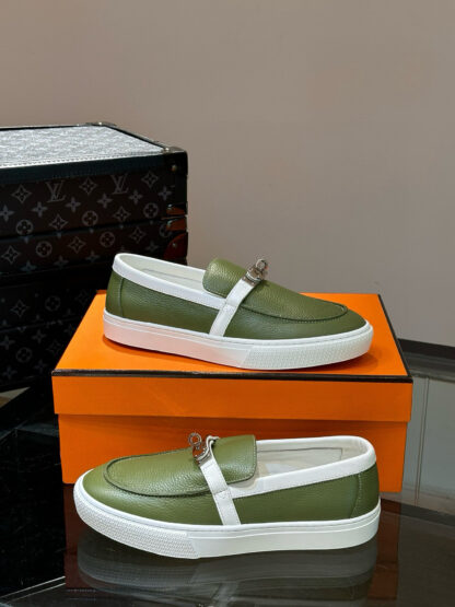 Hermès Classic Men's Green Soft and Durable Loafers - Image 5