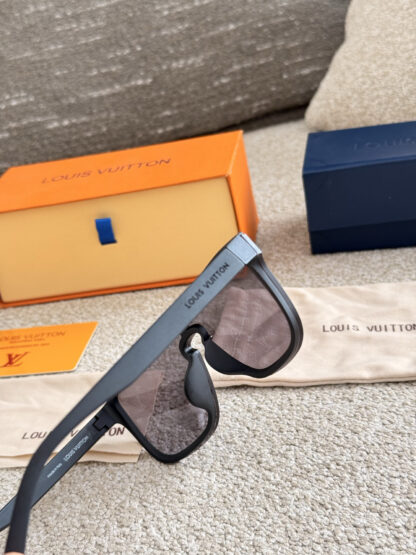 LOUIS VUITTON Fashion Sunglasses - Image 6