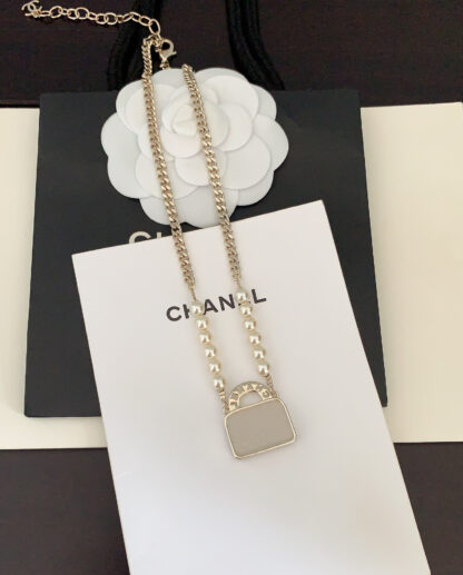 Chanel white bag pearl necklace - Image 5