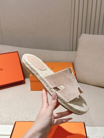 Hermès' latest light apricot-colored refreshing and comfortable straw slippers for spring and summer - Image 5