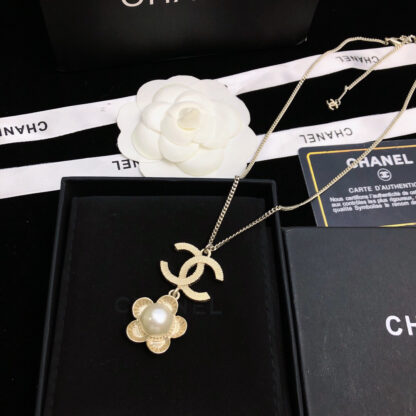 Chanel Classic Pearl Camellia Necklace - Image 5