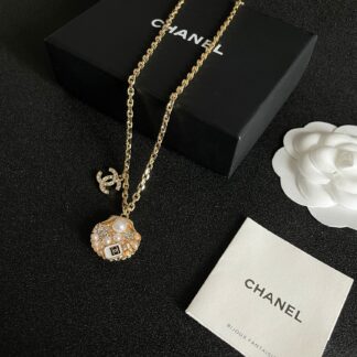 Chanel exquisite shell pendant versatile necklace