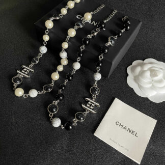 Chanel exquisite and generous pearl vintage necklace