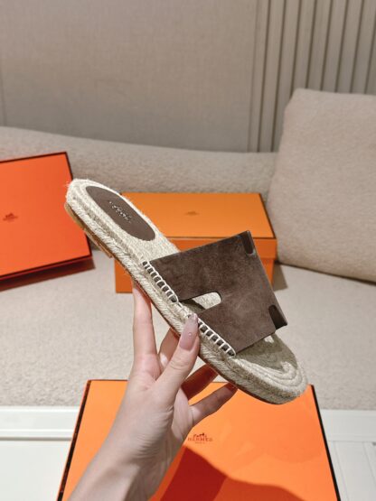 Hermès' latest spring and summer dark earth-colored refreshing and comfortable straw slippers - Image 5