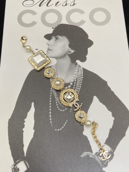 Chanel exquisite and gorgeous palace style necklace - Image 5