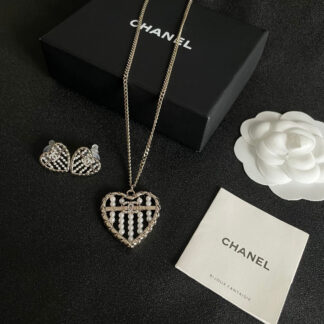 Chanel exquisite temperament heart vintage necklace