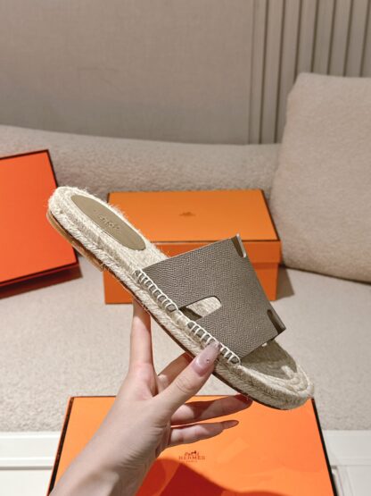 Hermès' latest spring and summer gray apricot refreshing and comfortable straw slippers - Image 5