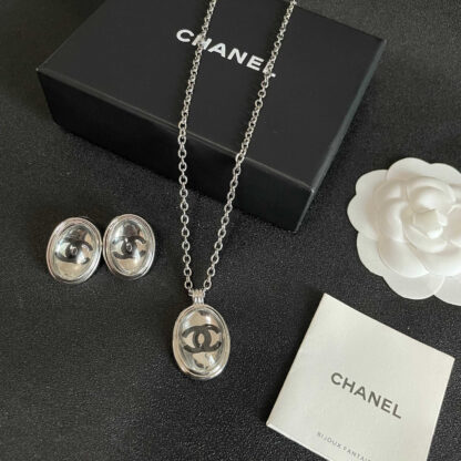 Chanel oval pendant vintage necklace