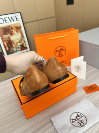 Hermès brown comfortable loafers are a must-have for vacation - Image 5