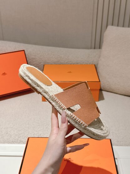 Hermès' latest orange refreshing and comfortable straw slippers for spring and summer - Image 5