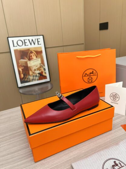 Hermès red thick heels are a must-have for a vacation - Image 5