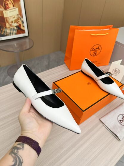 Hermès white thick heels are a must-have for vacations - Image 5