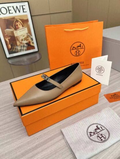Hermès apricot thick heeled loafers are a must-have for vacation - Image 5